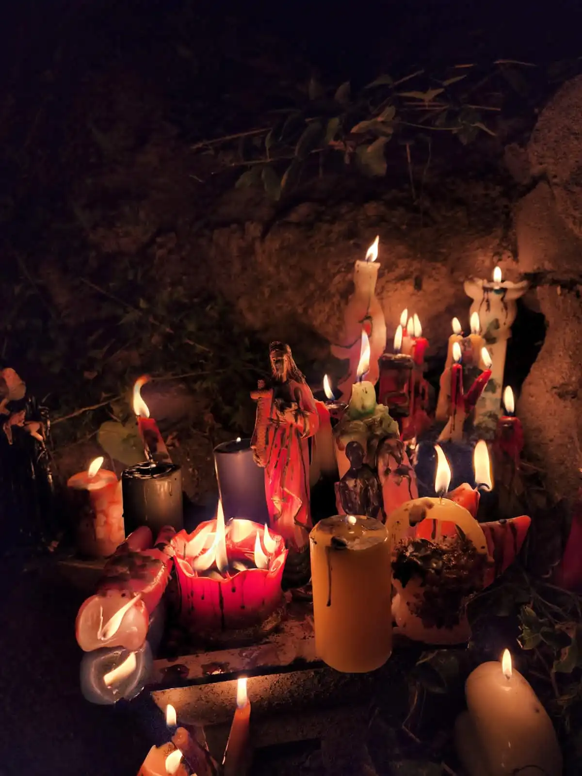 Ritual espiritual con flores y velas